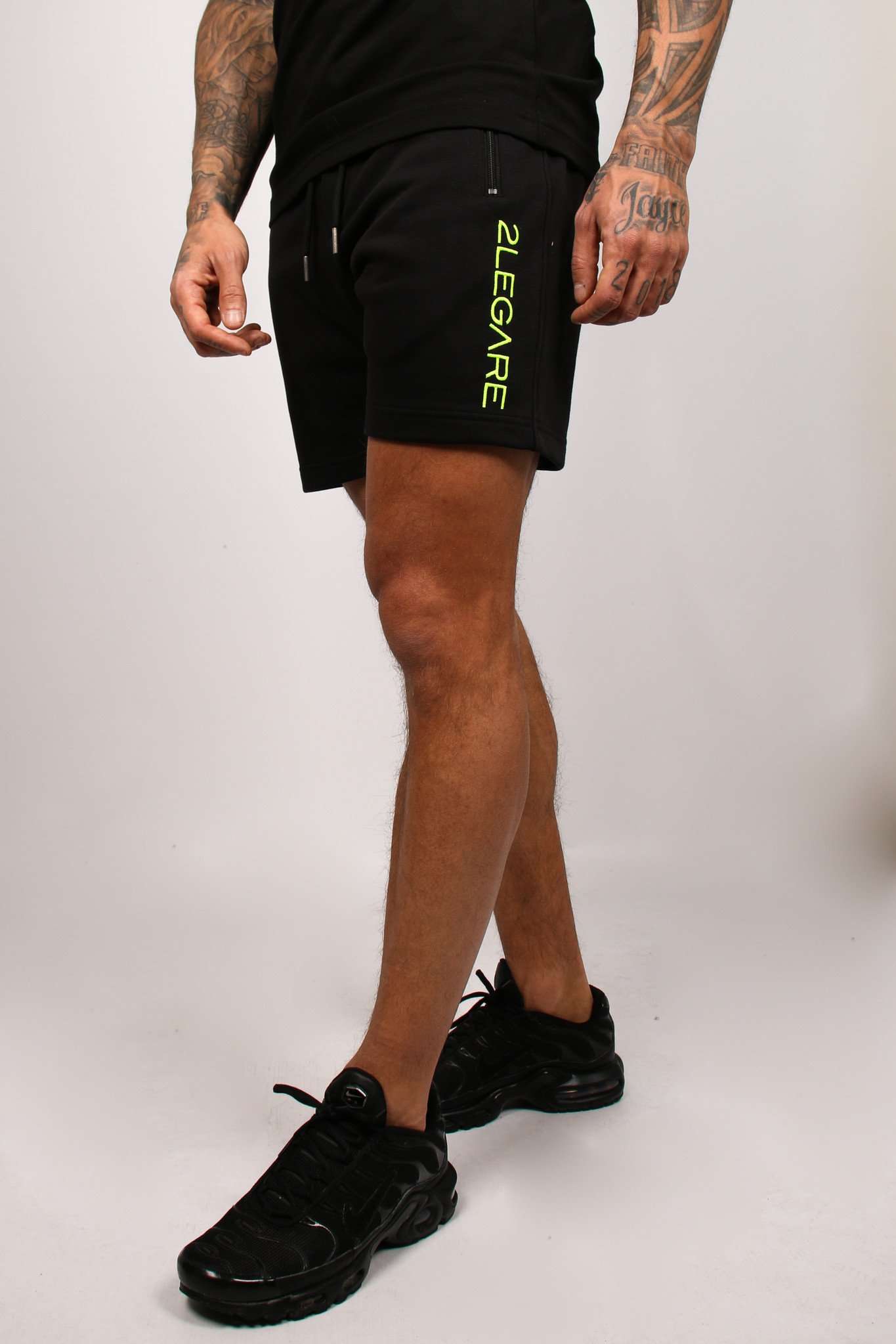 2Legare Short Logo Embroidery Zwart / Neon Groen bij Konceptstore.nl