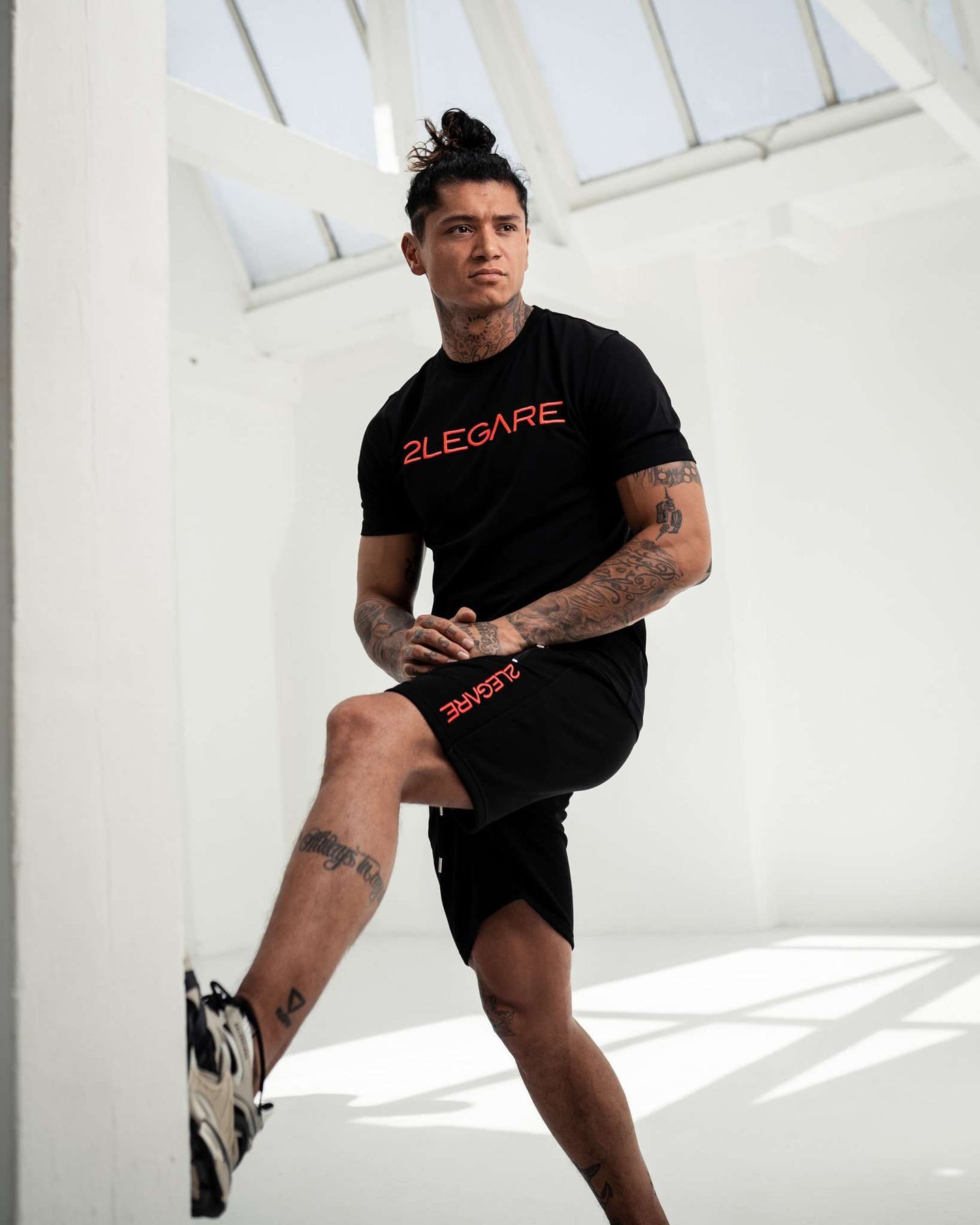 2Legare Short Logo Embroidery Zwart / Neon Roze bij Konceptstore.nl