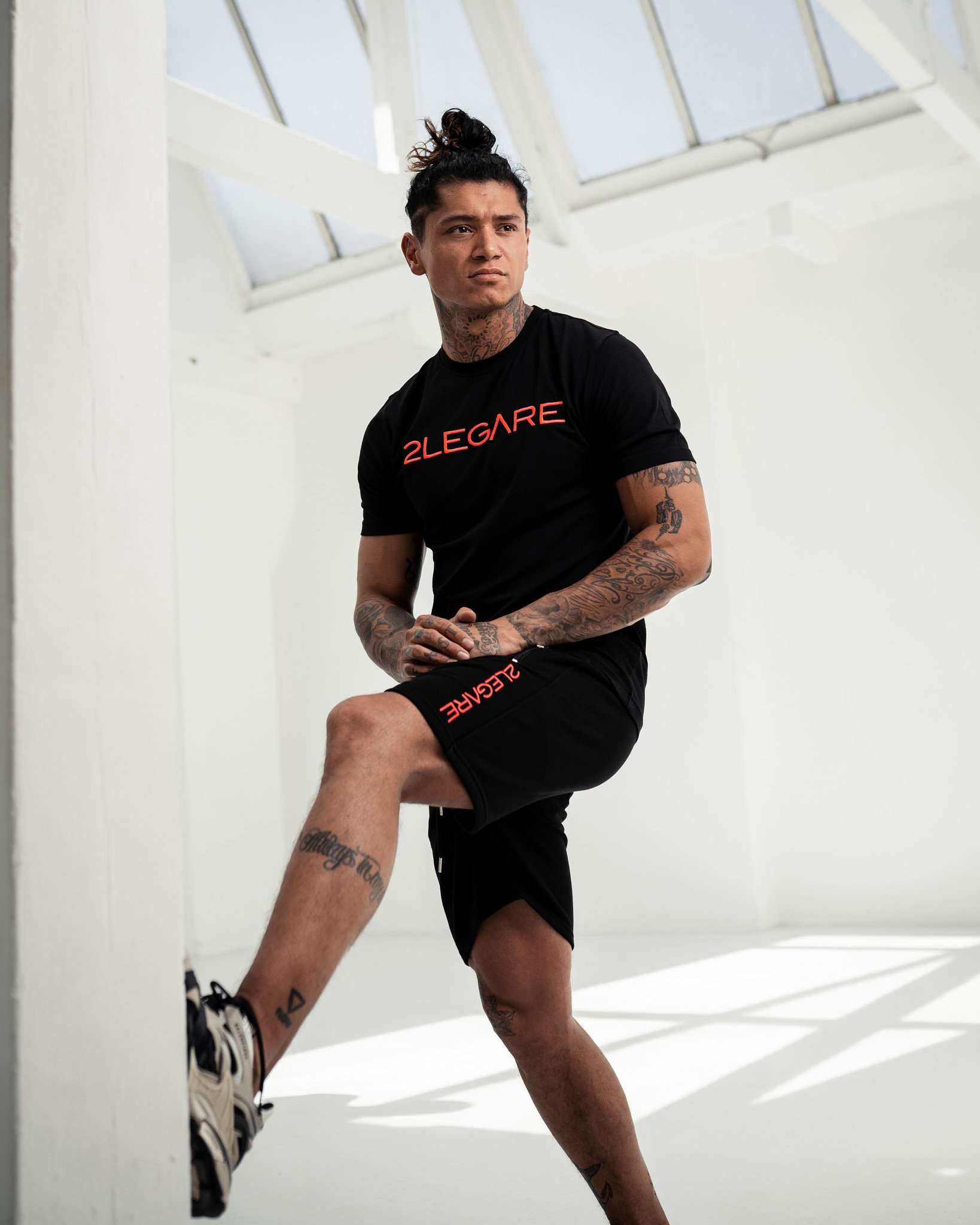 2Legare Short Logo Embroidery Zwart / Neon Roze bij Konceptstore.nl